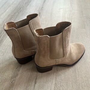 Hush Puppies tan boots. Lightly worn. Size 6.5
